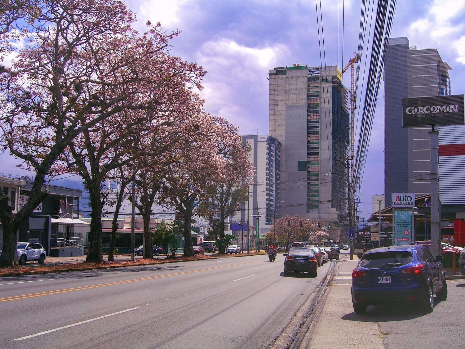 Una calle de una ciudad colorizada en rojos.