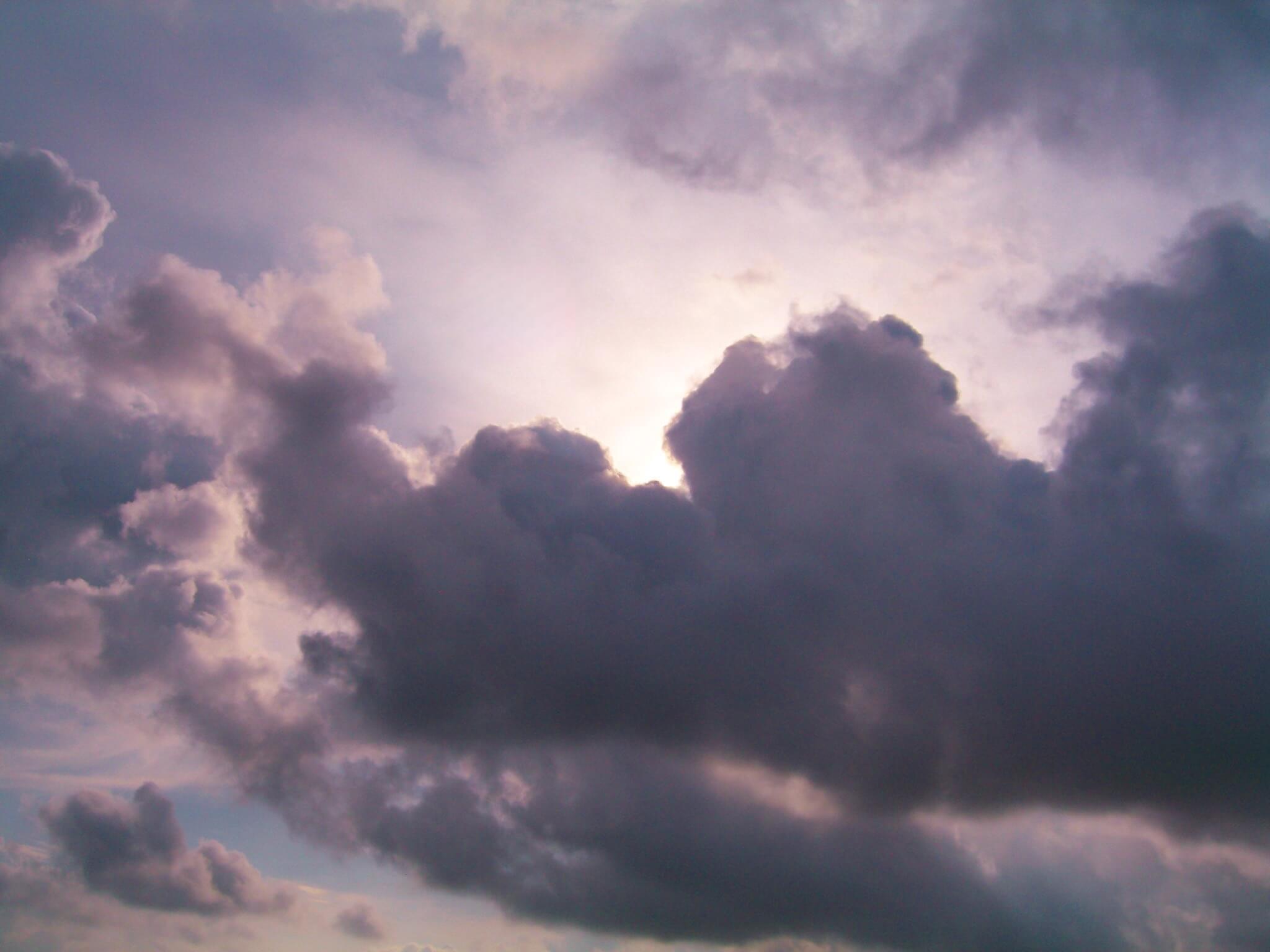 Personas solas esperando en la playa.